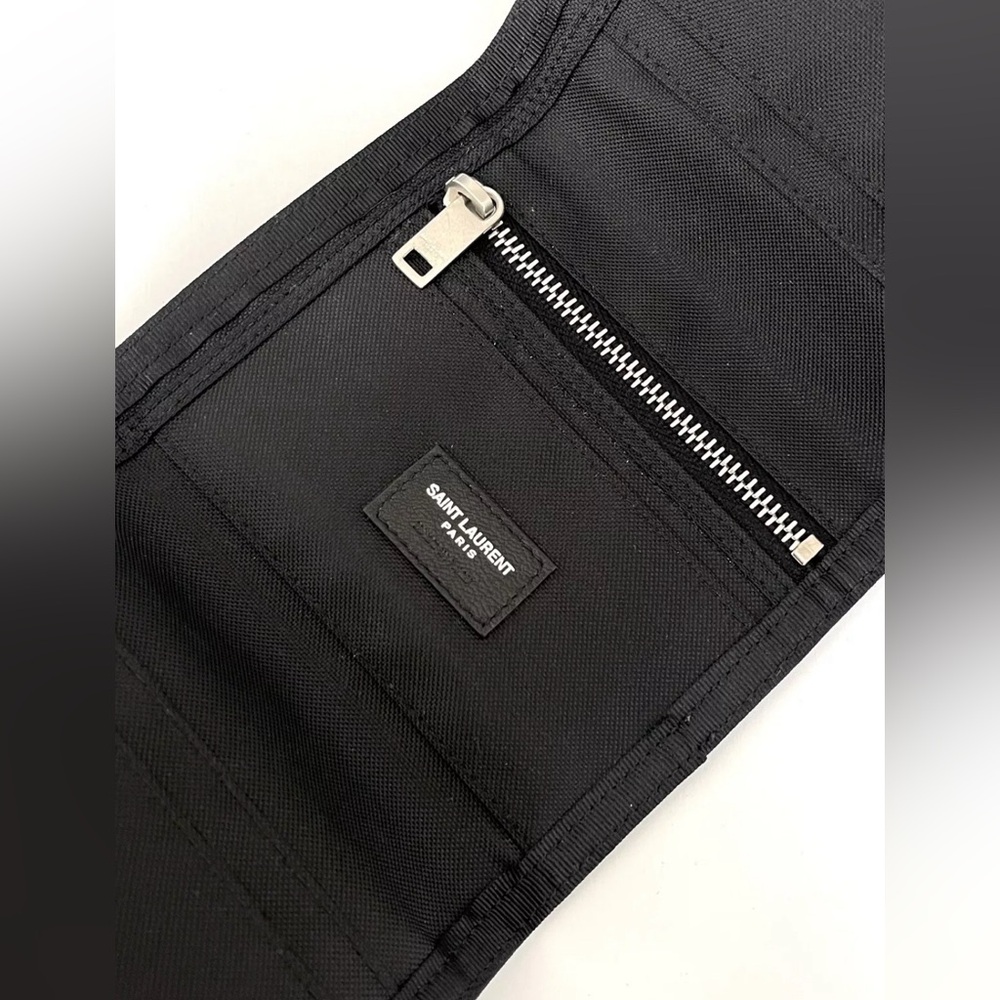 Saint Laurent UniSex Wallet
Choose 1 - Picture 4 of 7